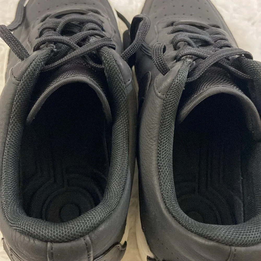 NIKE AIR FORCE 1 WOMEN BLACK LOW BACK SNEAKERS.SIZE-7.